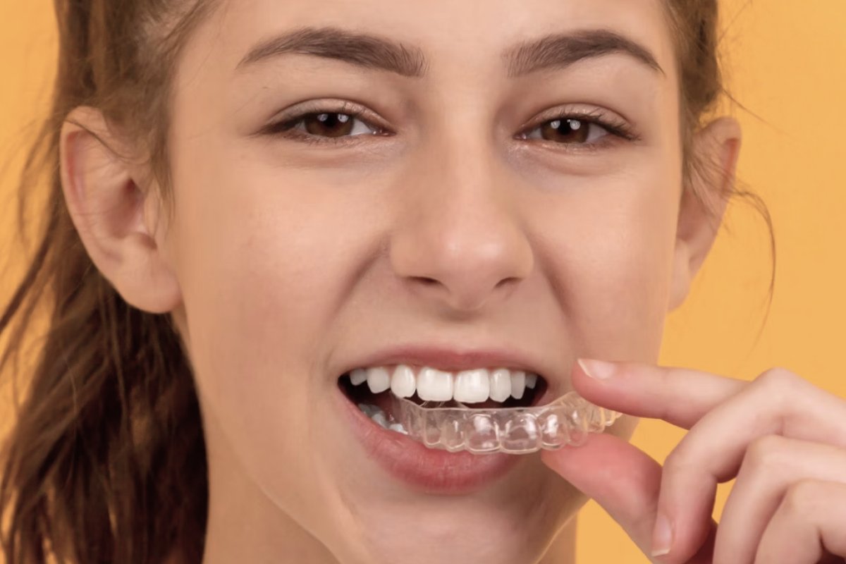 Patient using Invisalign clear aligners near Caulfield North